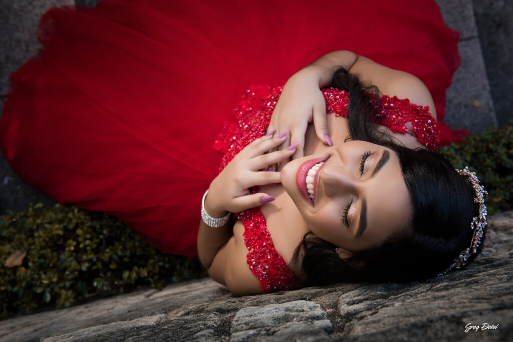 Sesion de fotos de Quinceañera en la Zona Colonial de Santo Domingo, República Dominicana. Hermosas poses y vestido para 15 años.