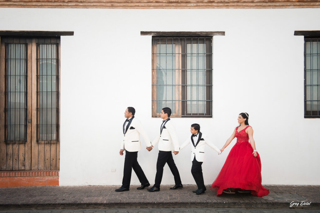 Sesion de fotos de Quinceañera en la Zona Colonial de Santo Domingo, República Dominicana. Hermosas poses y vestido para 15 años. Fotos familiares de 15 años.