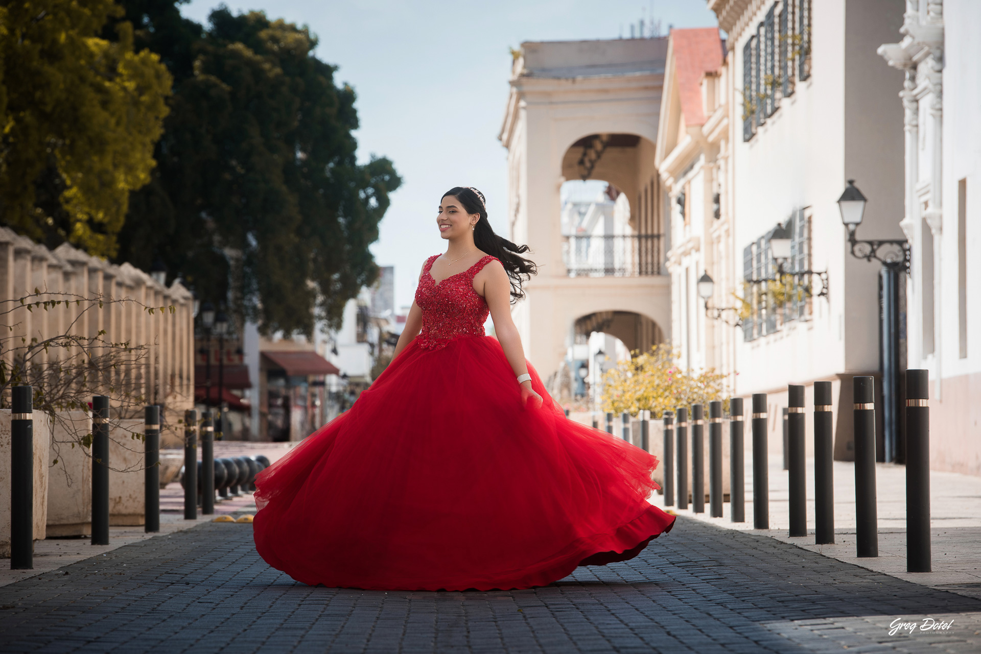 Sesion de fotos de Quinceañera en la Zona Colonial de Santo Domingo, República Dominicana. Hermosas poses y vestido para 15 años.