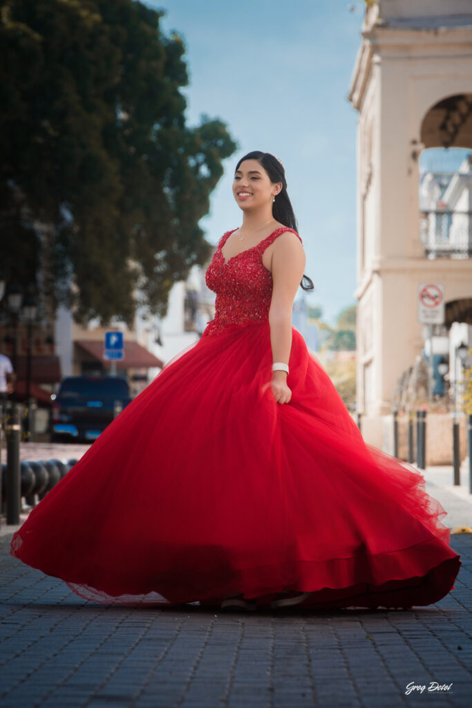 Sesion de fotos de Quinceañera en la Zona Colonial de Santo Domingo, República Dominicana. Hermosas poses y vestido para 15 años.