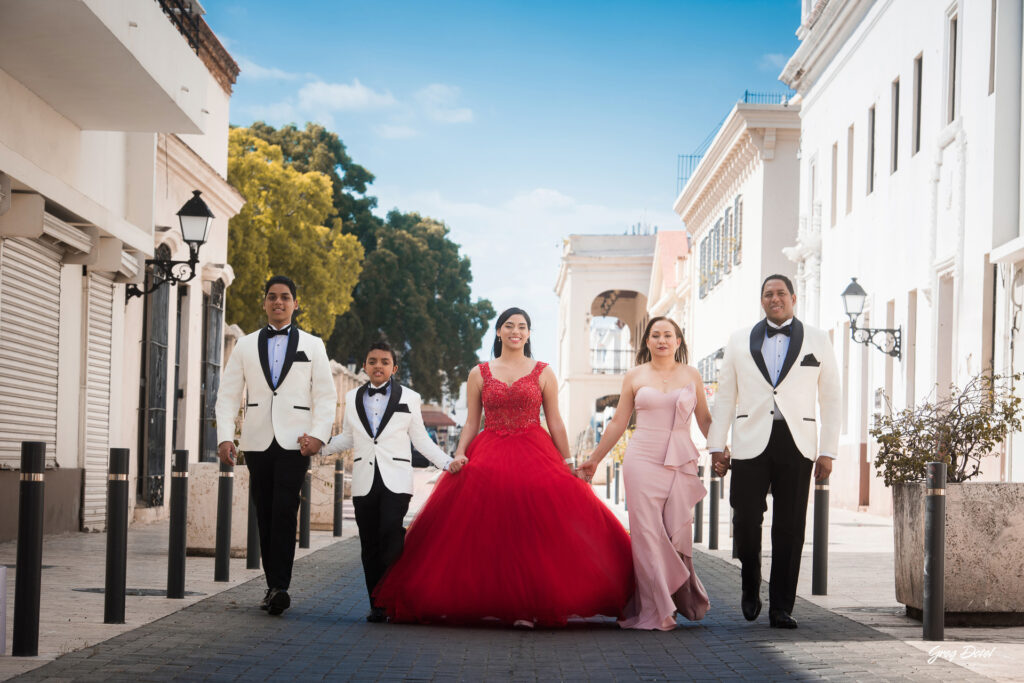 Sesion de fotos de Quinceañera en la Zona Colonial de Santo Domingo, República Dominicana. Hermosas poses y vestido para 15 años. Fotos familiares de 15 años.