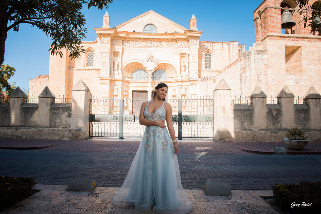 Sesion de fotos de Quinceañera en la Zona Colonial de Santo Domingo, República Dominicana. Hermosas poses y vestido para 15 años.