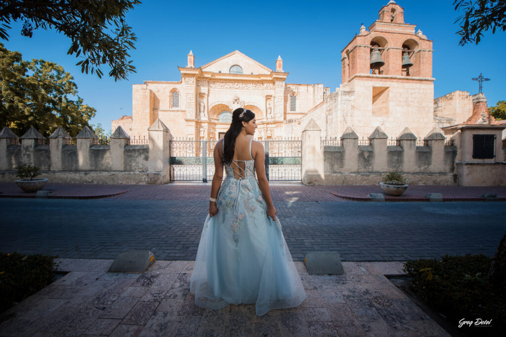 Sesion de fotos de Quinceañera en la Zona Colonial de Santo Domingo, República Dominicana. Hermosas poses y vestido para 15 años.