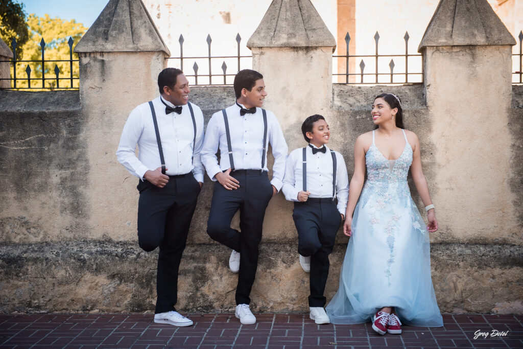Sesion de fotos de Quinceañera en la Zona Colonial de Santo Domingo, República Dominicana. Hermosas poses y vestido para 15 años. Fotos familiares de 15 años.