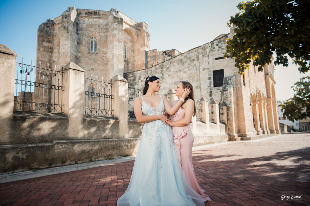 Sesion de fotos de Quinceañera en la Zona Colonial de Santo Domingo, República Dominicana. Hermosas poses y vestido para 15 años. Fotos familiares de 15 años.
