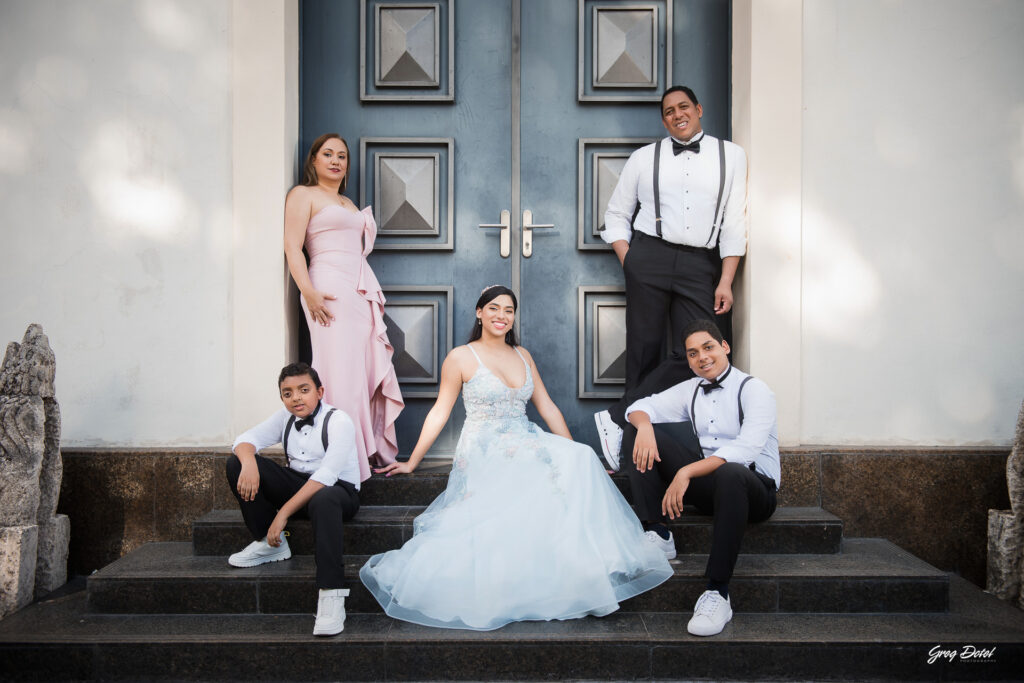 Sesion de fotos de Quinceañera en la Zona Colonial de Santo Domingo, República Dominicana. Hermosas poses y vestido para 15 años. Fotos familiares de 15 años.