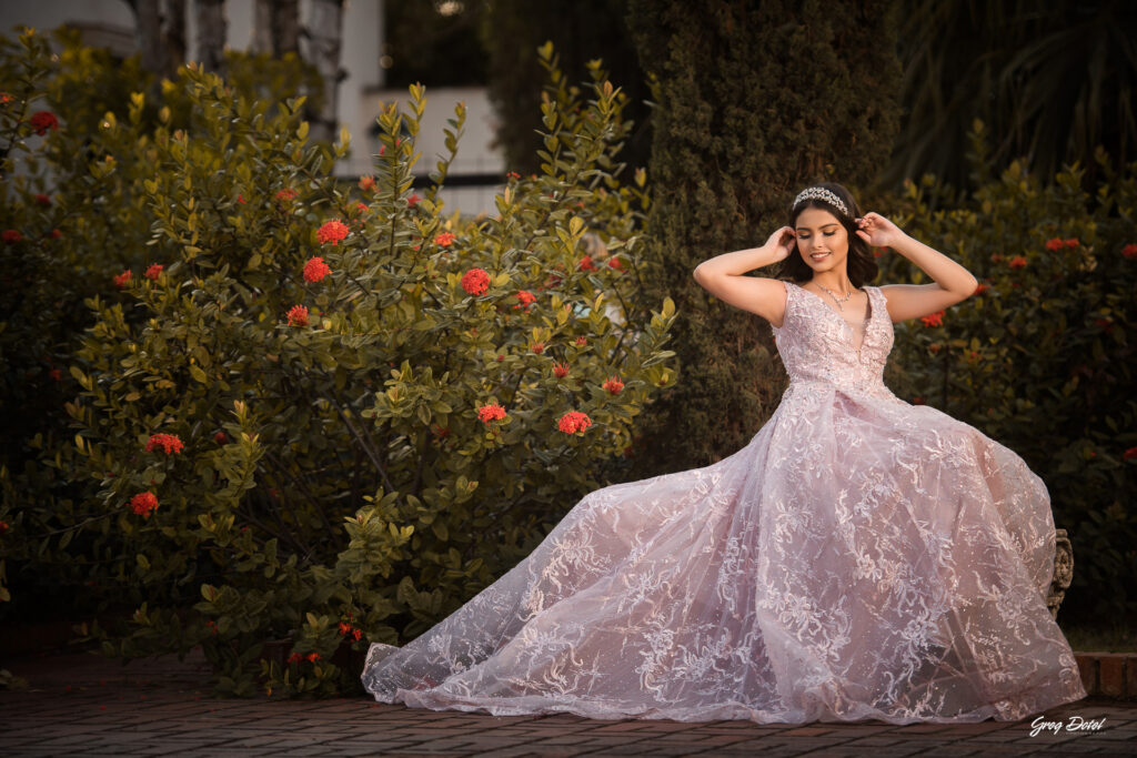 Hermosa sesion de fotos de 15 años de Monica en la Catedral Primada de America en la Zona Colonial de Santo Domingo, República Dominicana con un hermoso vestido flores de quinceañera