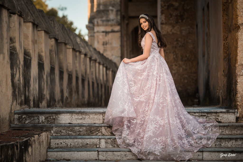 Hermosa sesion de fotos de 15 años de Monica en la Catedral Primada de America en la Zona Colonial de Santo Domingo, República Dominicana con un hermoso vestido flores de quinceañera