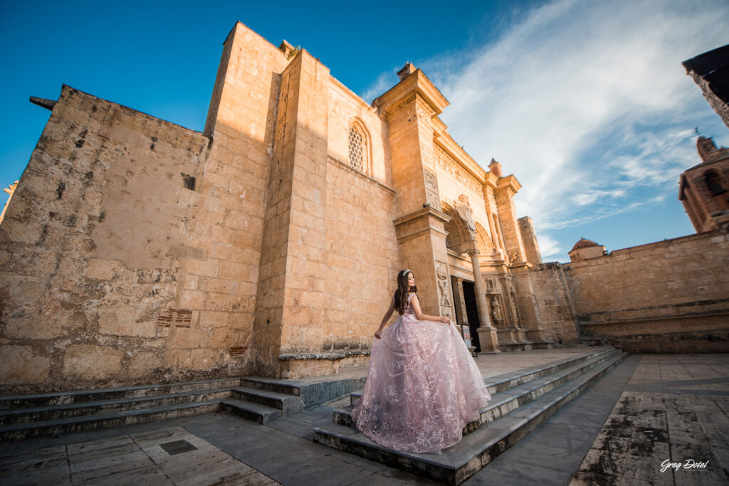 Hermosa sesion de fotos de 15 años de Monica en la Catedral Primada de America en la Zona Colonial de Santo Domingo, República Dominicana con un hermoso vestido flores de quinceañera