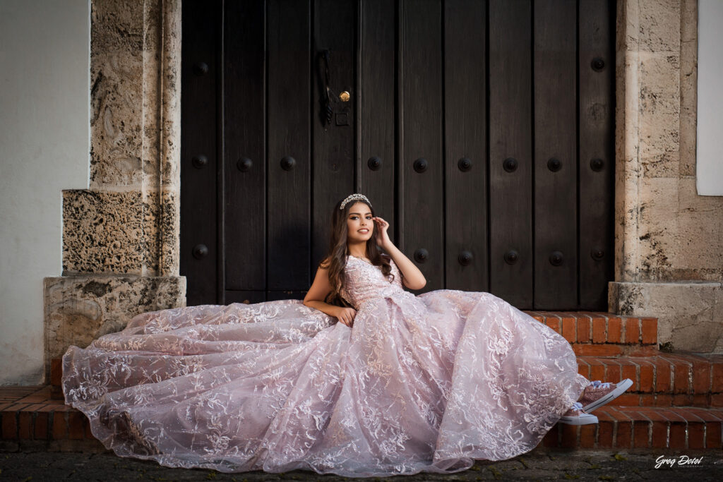 Hermosa sesion de fotos de 15 años de Monica en la Zona Colonial de Santo Domingo, República Dominicana con un hermoso vestido flores de quinceañera
