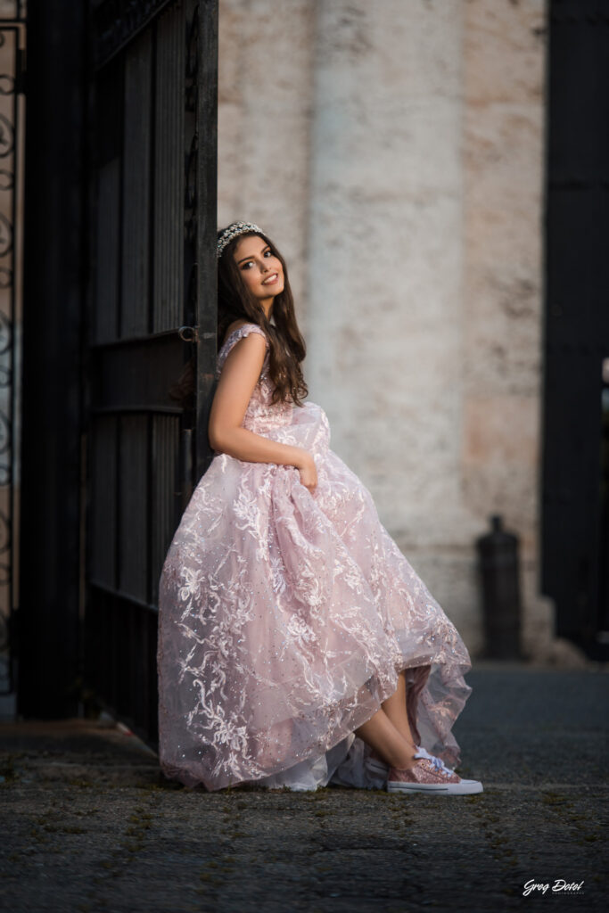 Hermosa sesion de fotos de 15 años de Monica en la Zona Colonial de Santo Domingo, República Dominicana con un hermoso vestido flores de quinceañera