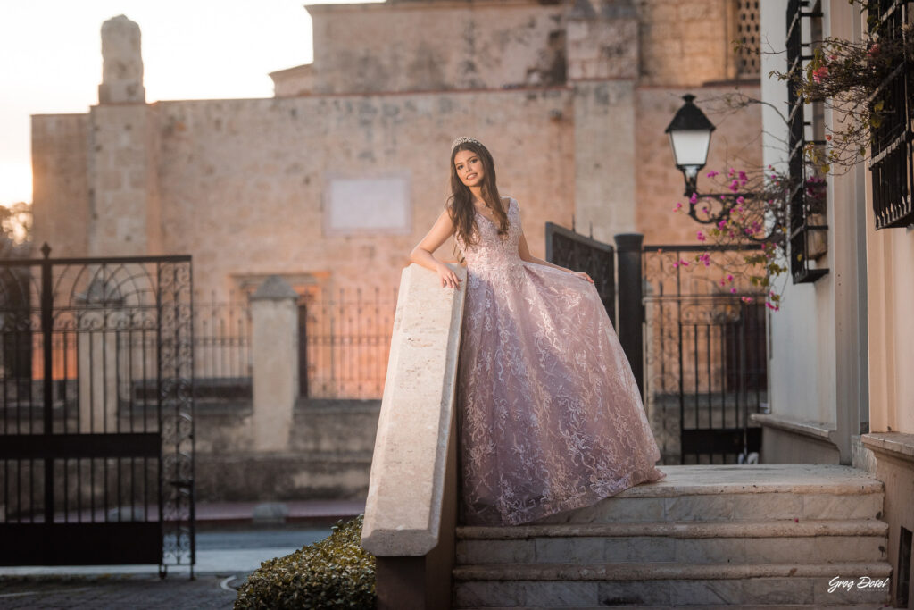 Hermosa sesion de fotos de 15 años de Monica en la Zona Colonial de Santo Domingo, República Dominicana con un hermoso vestido flores de quinceañera