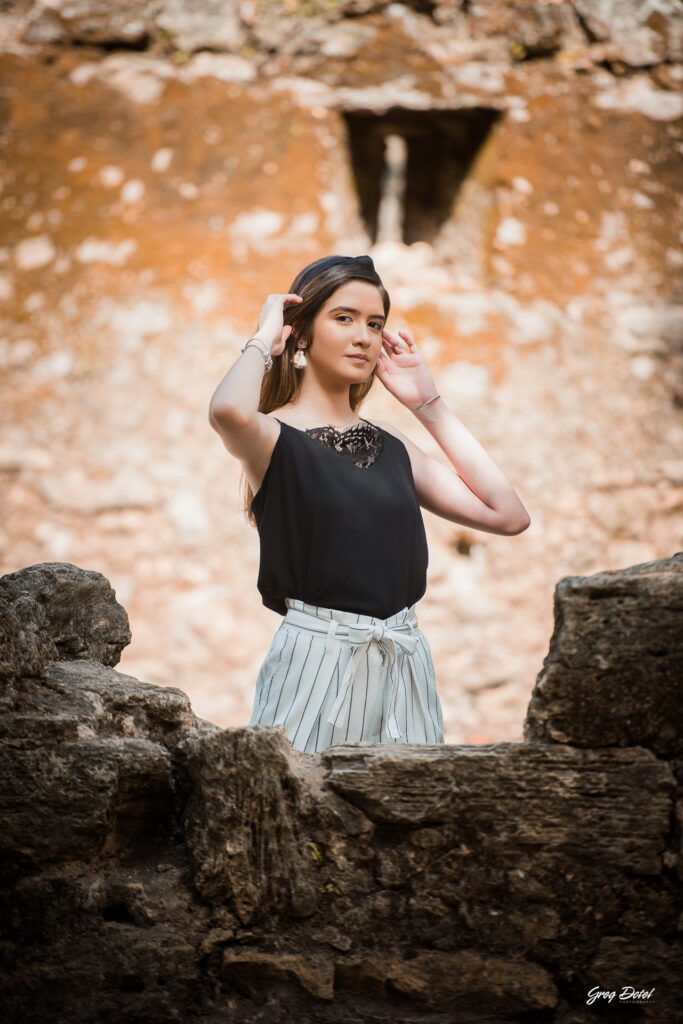 Sesion de fotos de 15 años moderna de Valeria en las Ruinas de Engombe de Santo Domingo, República Dominicana