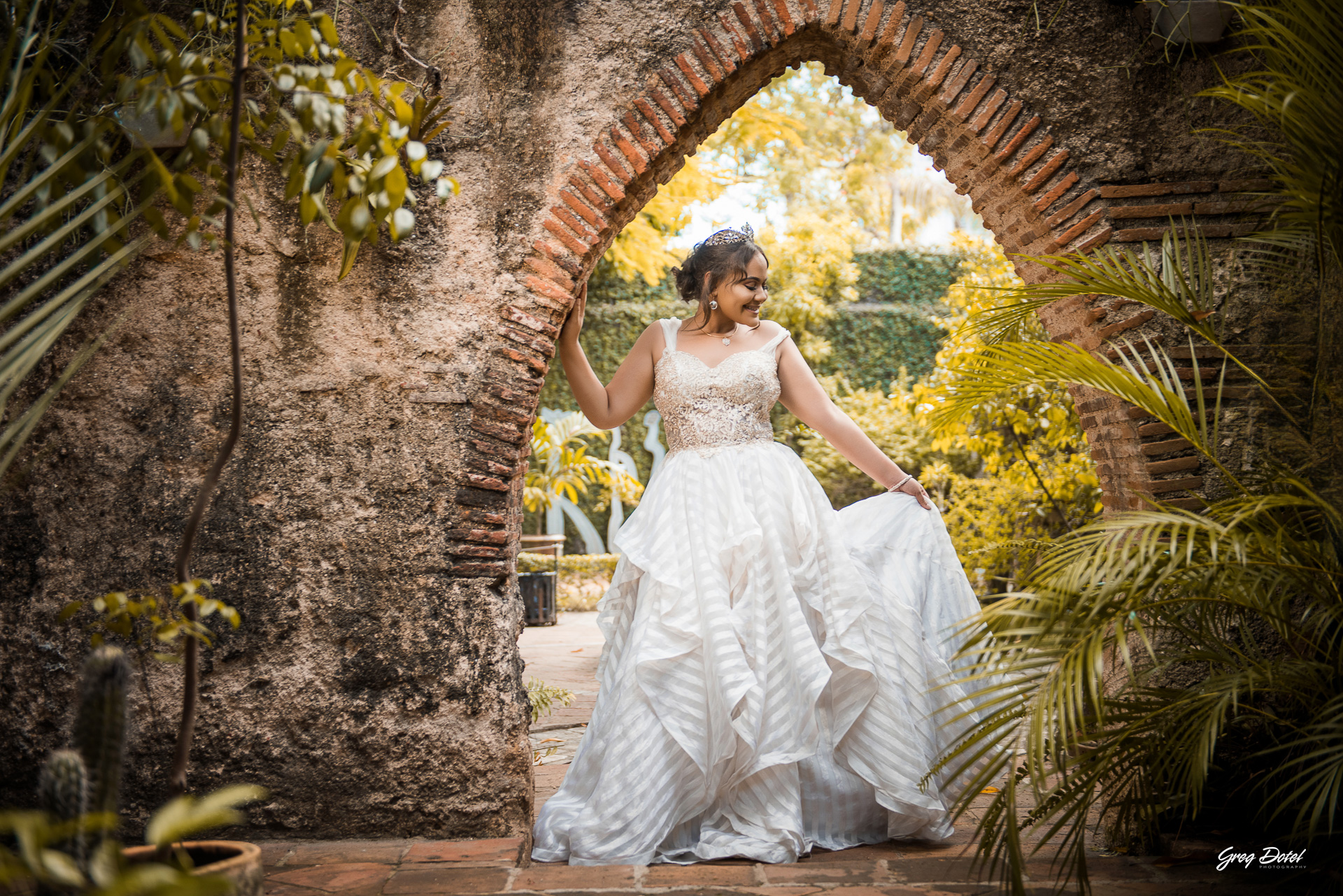Hermosa sesion de fotos de 15 años de Yailen en la Zona Colonial de Santo Domingo, República Dominicana con un hermoso vestido de quinceañera