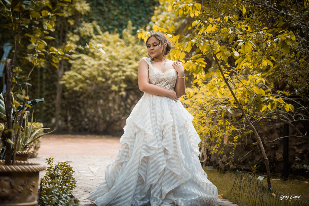 Hermosa sesion de fotos de 15 años de Yailen en la Zona Colonial de Santo Domingo, República Dominicana con un hermoso vestido de quinceañera