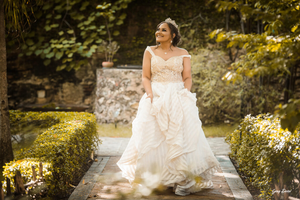 Hermosa sesion de fotos de 15 años de Yailen en la Zona Colonial de Santo Domingo, República Dominicana con un hermoso vestido de quinceañera