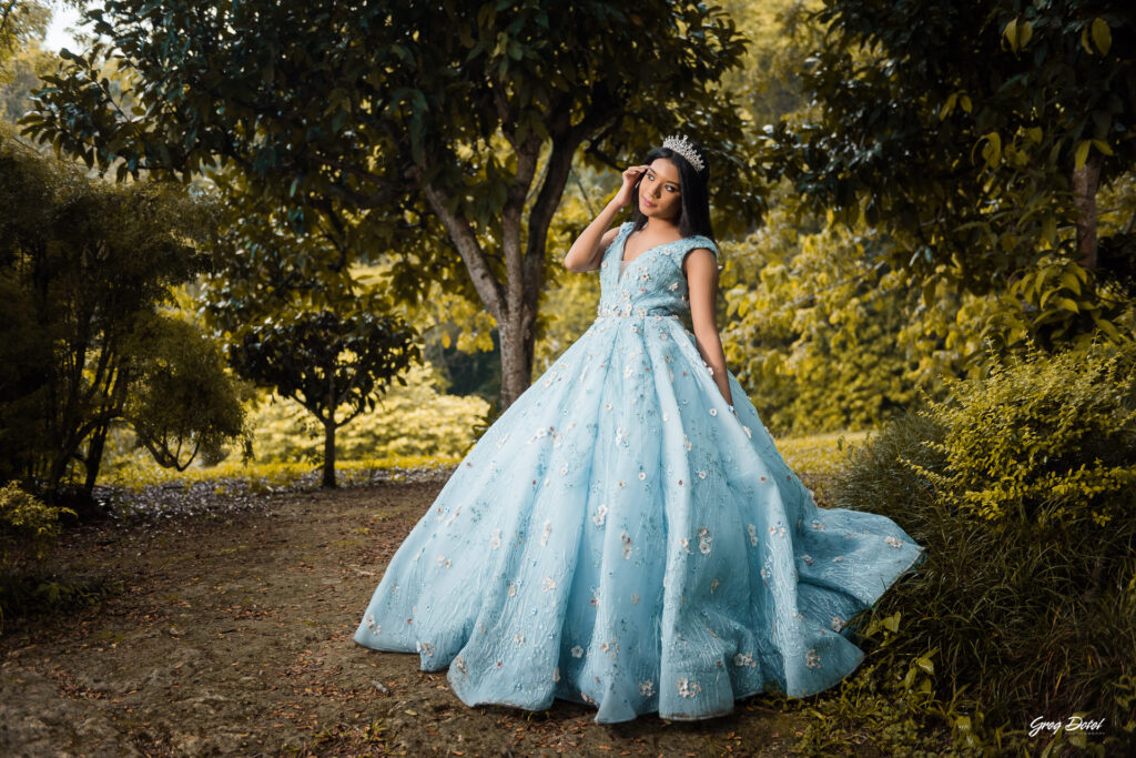 Sesion de fotos de quince años de Ybeanyi en el Jardin Botanico Nacional de Santo Domingo, República Dominicana con hermoso vestido azul de quinceañera