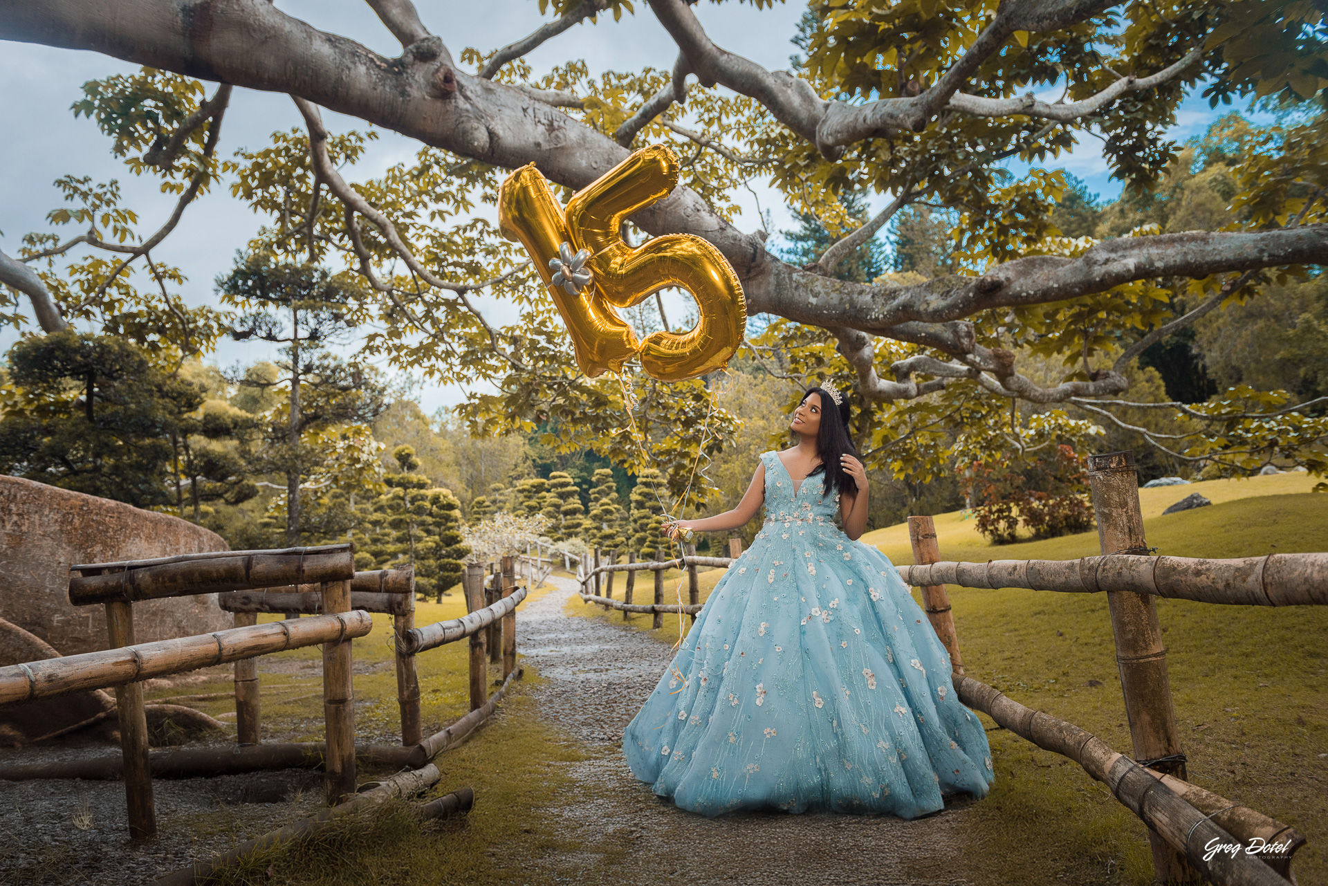 Sesion de fotos de quince años de Ybeanyi en el Jardin Botanico Nacional de Santo Domingo, República Dominicana con hermoso vestido azul de quinceañera
