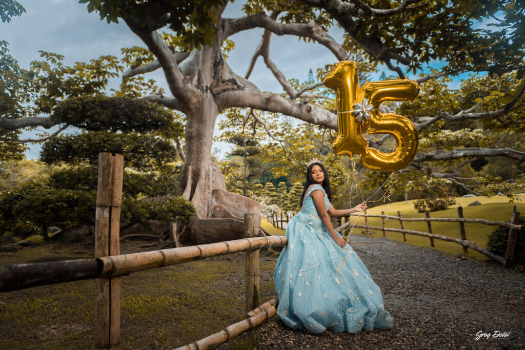 Sesion de fotos de quince años de Ybeanyi en el Jardin Botanico Nacional de Santo Domingo, República Dominicana con hermoso vestido azul de quinceañera