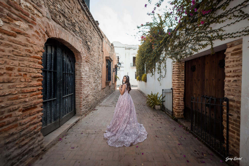 Hermosa sesion de fotos de 15 años de Monica en la Zona Colonial de Santo Domingo, República Dominicana con un hermoso vestido flores de quinceañera