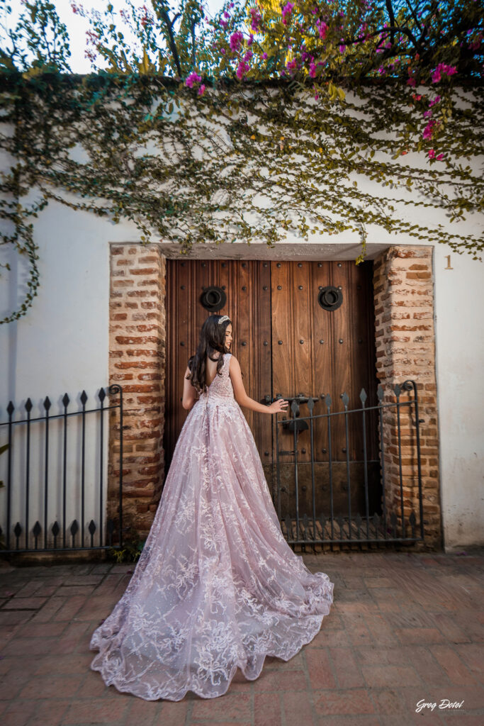 Hermosa sesion de fotos de 15 años de Monica en la Zona Colonial de Santo Domingo, República Dominicana con un hermoso vestido flores de quinceañera