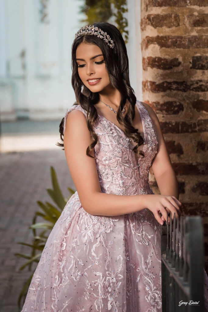 Hermosa sesion de fotos de 15 años de Monica en la Zona Colonial de Santo Domingo, República Dominicana con un hermoso vestido flores de quinceañera