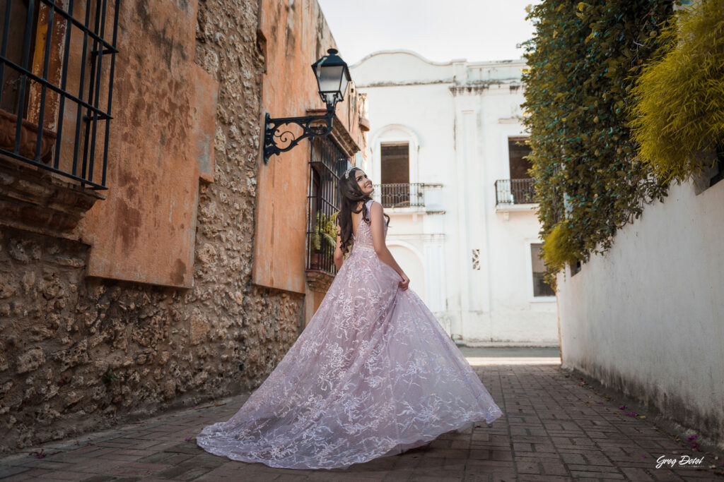 Hermosa sesion de fotos de 15 años de Monica en la Zona Colonial de Santo Domingo, República Dominicana con un hermoso vestido flores de quinceañera