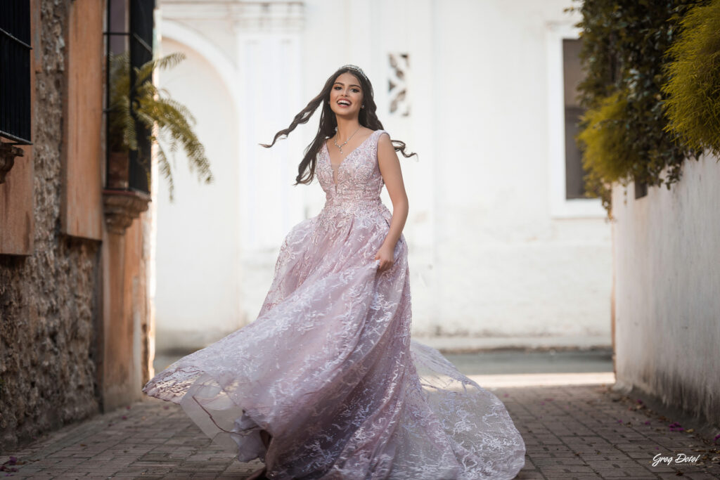 Hermosa sesion de fotos de 15 años de Monica en la Zona Colonial de Santo Domingo, República Dominicana con un hermoso vestido flores de quinceañera