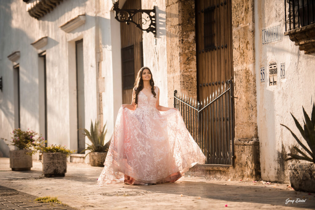 Hermosa sesion de fotos de 15 años de Monica en la Zona Colonial de Santo Domingo, República Dominicana con un hermoso vestido flores de quinceañera