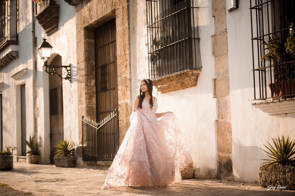 Hermosa sesion de fotos de 15 años de Monica en la Zona Colonial de Santo Domingo, República Dominicana con un hermoso vestido flores de quinceañera