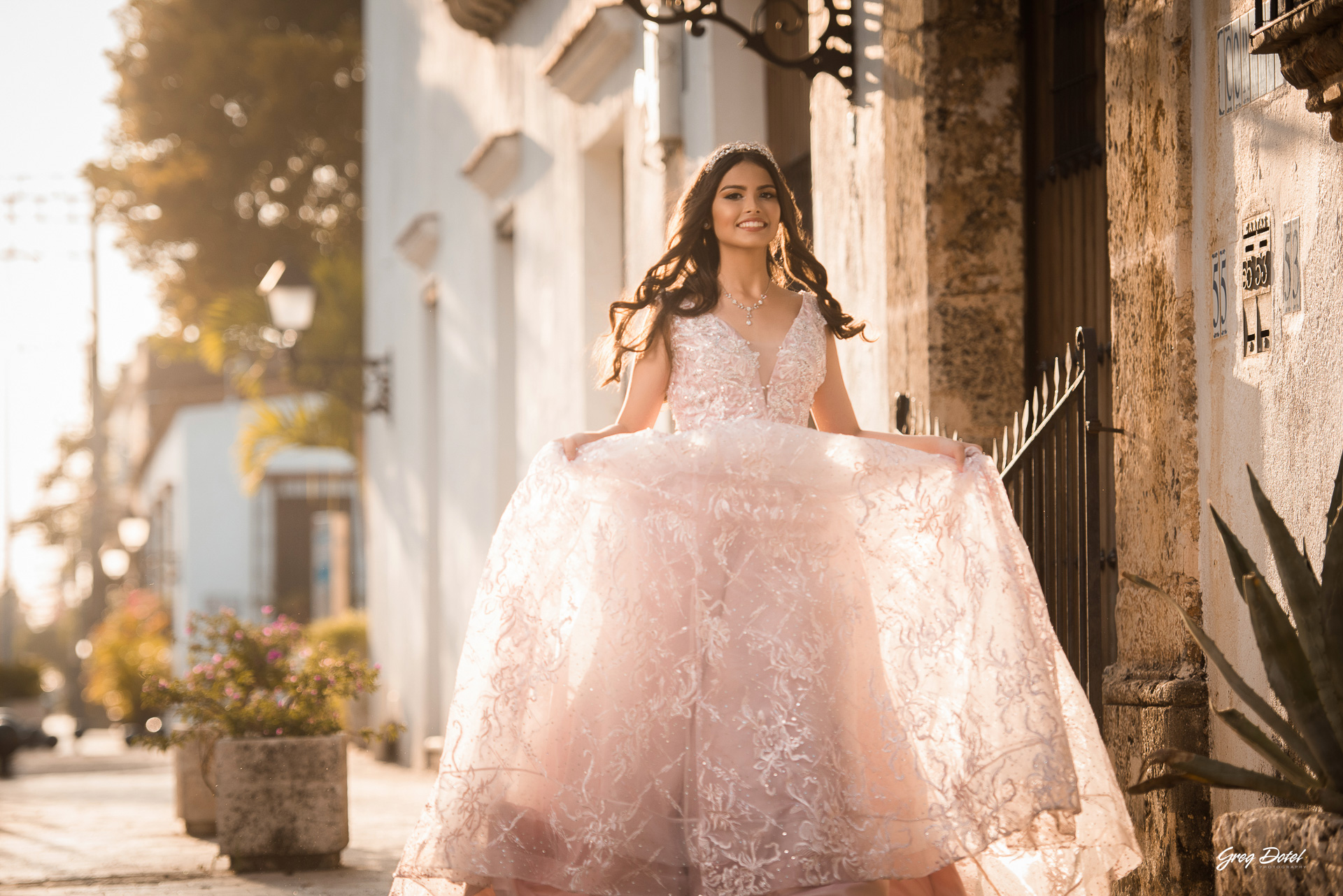 Hermosa sesion de fotos de 15 años de Monica en la Zona Colonial de Santo Domingo, República Dominicana con un hermoso vestido flores de quinceañera