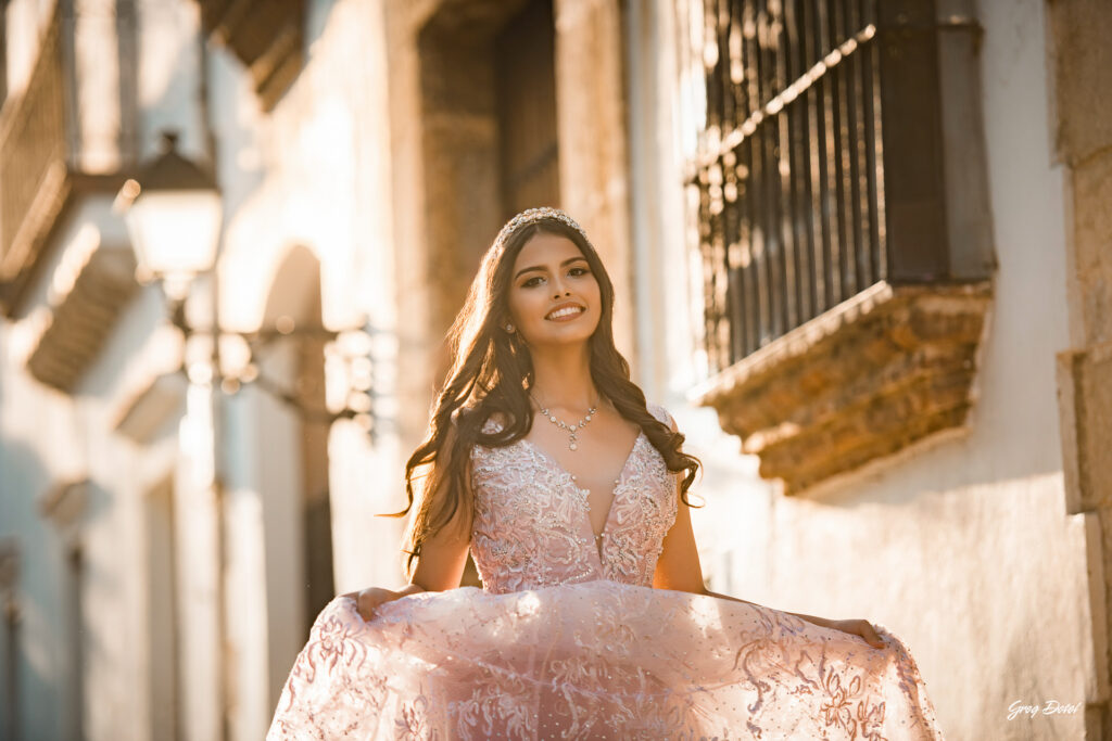 Hermosa sesion de fotos de 15 años de Monica en la Zona Colonial de Santo Domingo, República Dominicana con un hermoso vestido flores de quinceañera