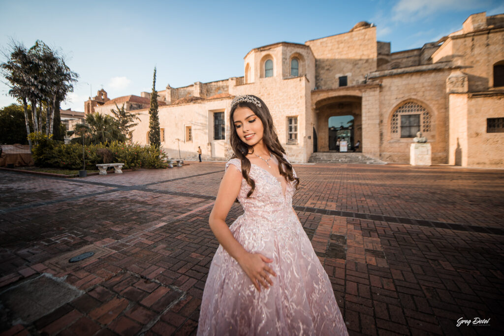 Hermosa sesion de fotos de 15 años de Monica en la Catedral Primada de America en la Zona Colonial de Santo Domingo, República Dominicana con un hermoso vestido flores de quinceañera