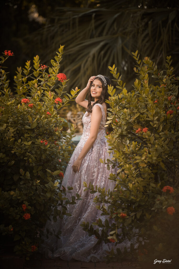 Hermosa sesion de fotos de 15 años de Monica en la Catedral Primada de America en la Zona Colonial de Santo Domingo, República Dominicana con un hermoso vestido flores de quinceañera