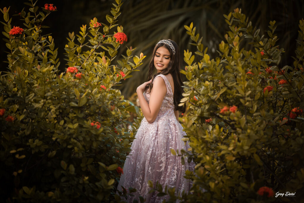 Hermosa sesion de fotos de 15 años de Monica en la Catedral Primada de America en la Zona Colonial de Santo Domingo, República Dominicana con un hermoso vestido flores de quinceañera