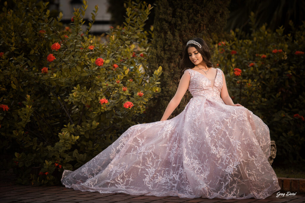 Hermosa sesion de fotos de 15 años de Monica en la Catedral Primada de America en la Zona Colonial de Santo Domingo, República Dominicana con un hermoso vestido flores de quinceañera