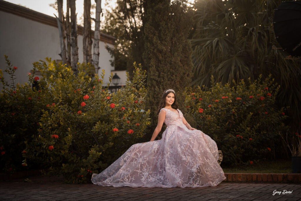 Hermosa sesion de fotos de 15 años de Monica en la Catedral Primada de America en la Zona Colonial de Santo Domingo, República Dominicana con un hermoso vestido flores de quinceañera
