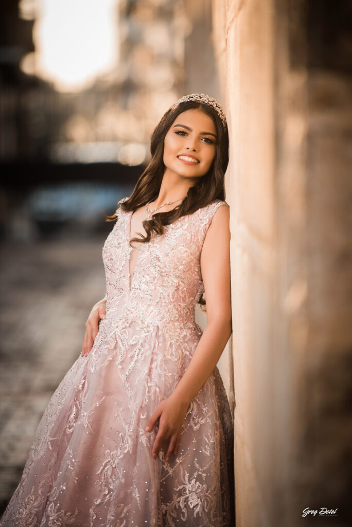 Hermosa sesion de fotos de 15 años de Monica en la Catedral Primada de America en la Zona Colonial de Santo Domingo, República Dominicana con un hermoso vestido flores de quinceañera