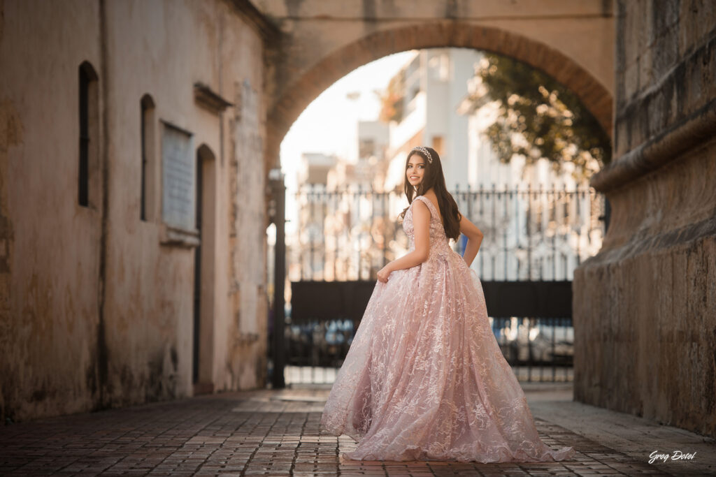 Hermosa sesion de fotos de 15 años de Monica en la Catedral Primada de America en la Zona Colonial de Santo Domingo, República Dominicana con un hermoso vestido flores de quinceañera
