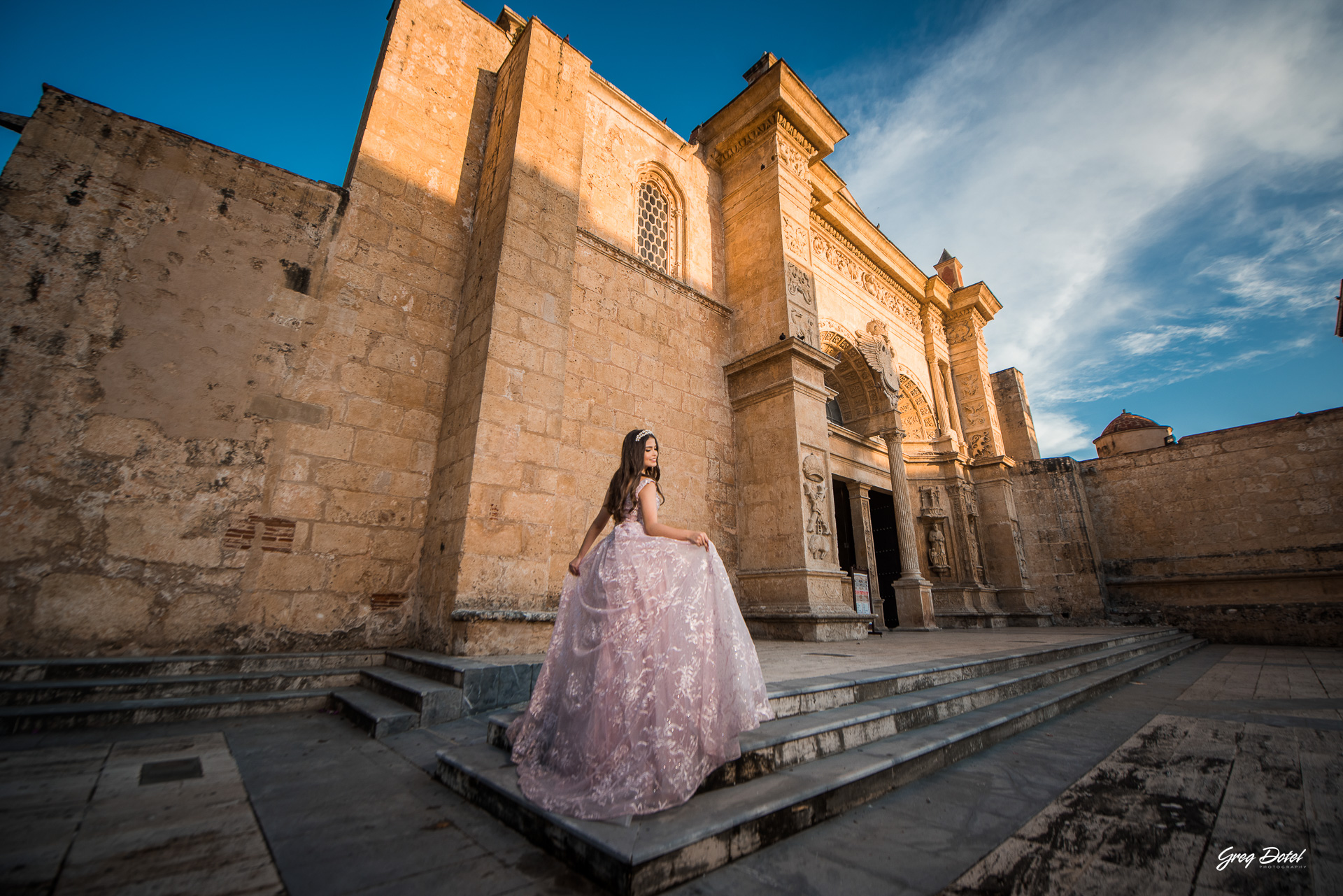 Hermosa sesion de fotos de 15 años de Monica en la Catedral Primada de America en la Zona Colonial de Santo Domingo, República Dominicana con un hermoso vestido flores de quinceañera
