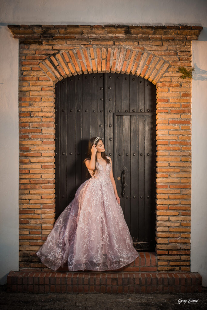 Hermosa sesion de fotos de 15 años de Monica en la Zona Colonial de Santo Domingo, República Dominicana con un hermoso vestido flores de quinceañera