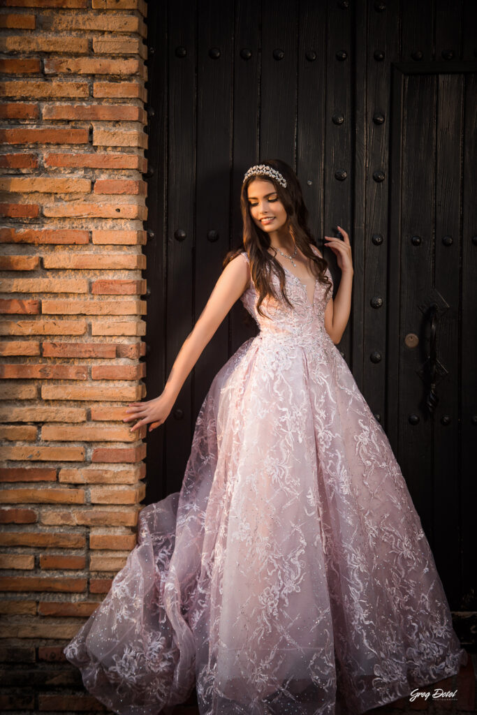 Hermosa sesion de fotos de 15 años de Monica en la Zona Colonial de Santo Domingo, República Dominicana con un hermoso vestido flores de quinceañera