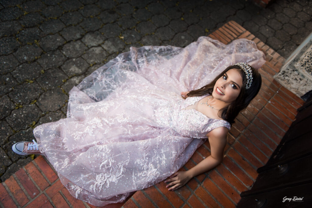 Hermosa sesion de fotos de 15 años de Monica en la Zona Colonial de Santo Domingo, República Dominicana con un hermoso vestido flores de quinceañera