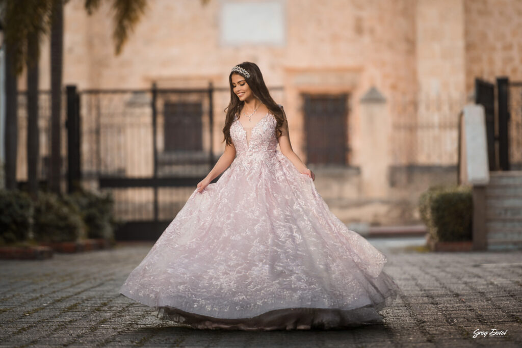 Hermosa sesion de fotos de 15 años de Monica en la Zona Colonial de Santo Domingo, República Dominicana con un hermoso vestido flores de quinceañera