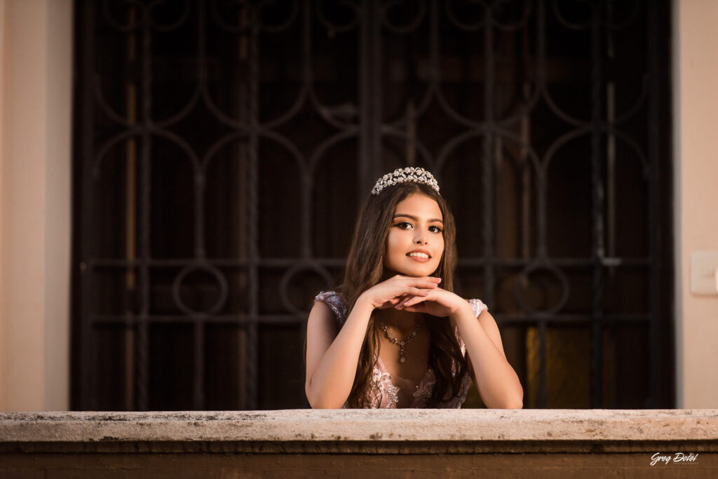 Hermosa sesion de fotos de 15 años de Monica en la Zona Colonial de Santo Domingo, República Dominicana con un hermoso vestido flores de quinceañera