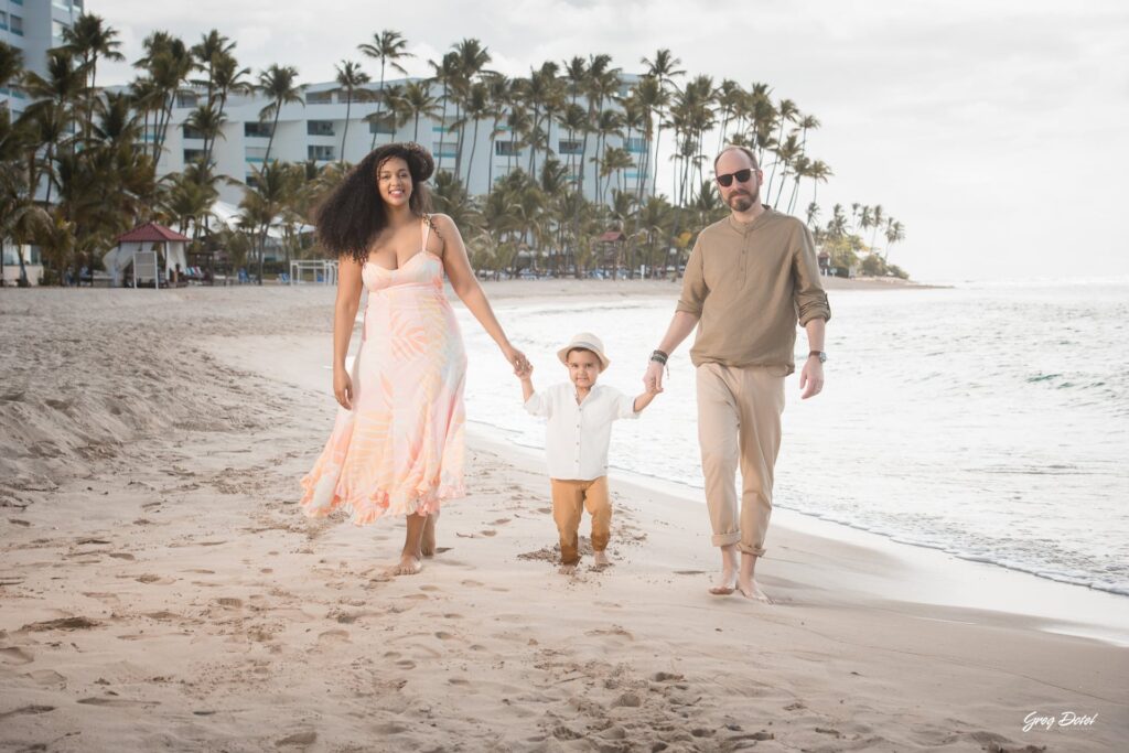 Sesion de fotos familiar en la playa de Juan Dolio Hemingway en vacaciones, San Pedro de Macoris, República Dominicana