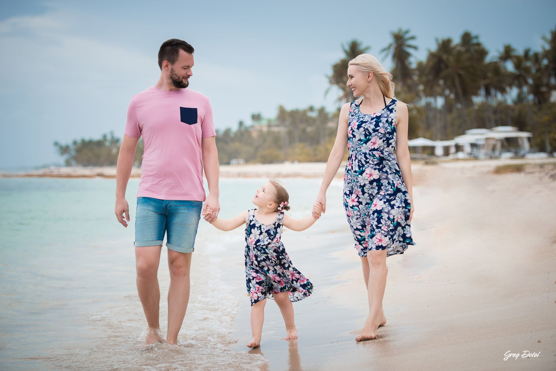 Sesion de fotos de familia de vacaciones en la playa dorada de Punta Cana, República Dominicana