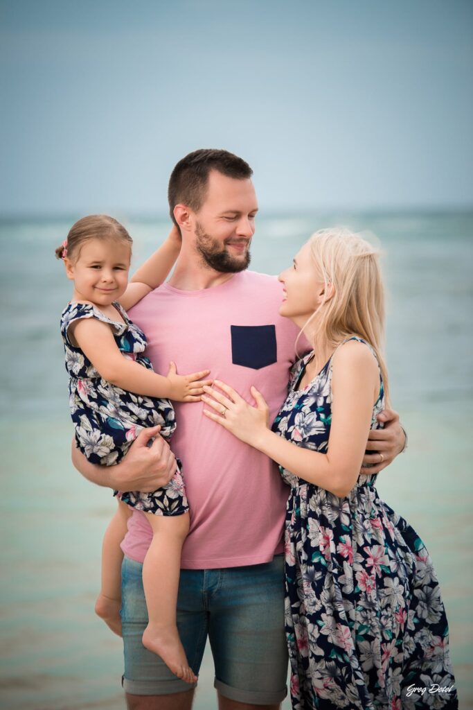 Sesion de fotos de familia de vacaciones en la playa dorada de Punta Cana, República Dominicana