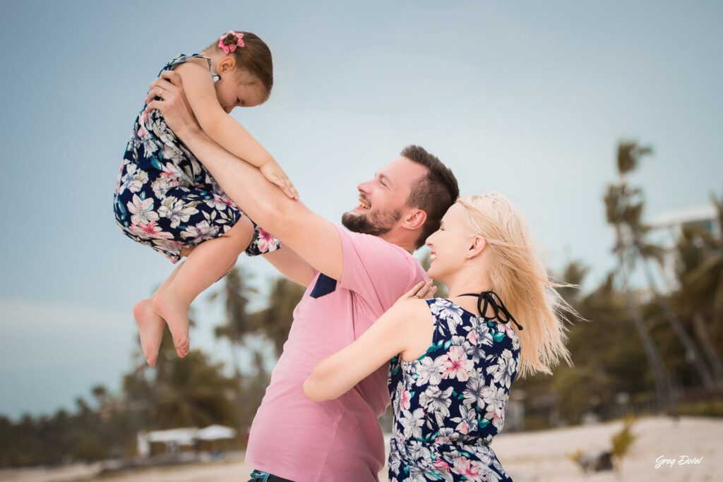 Sesion de fotos de familia de vacaciones en la playa dorada de Punta Cana, República Dominicana
