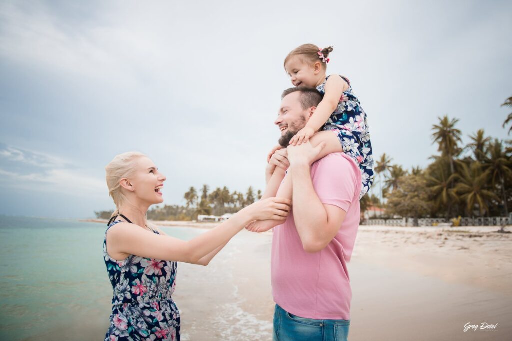 Sesion de fotos de familia de vacaciones en la playa dorada de Punta Cana, República Dominicana